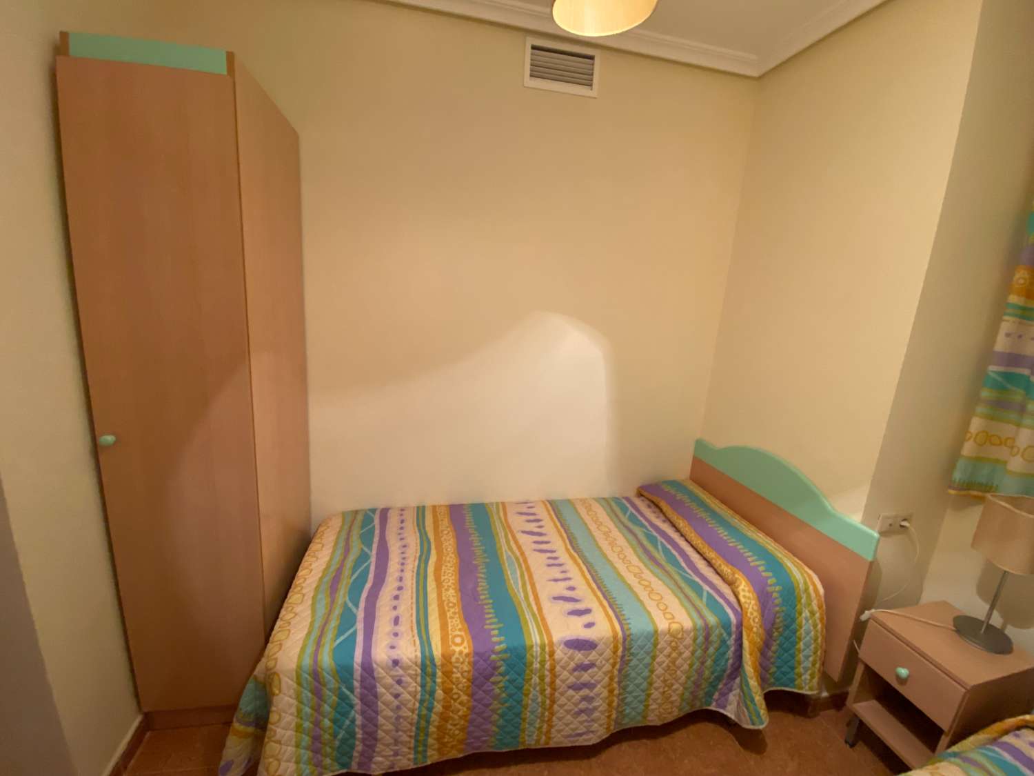 Apartamento de 2 dormitorios y un baño. Totalmente equipado.  Alquiler solo en temporada de Septiembre a Junio.